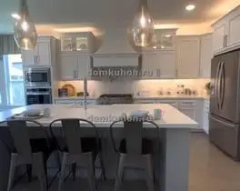 угловая кухня с островом Фьюжен